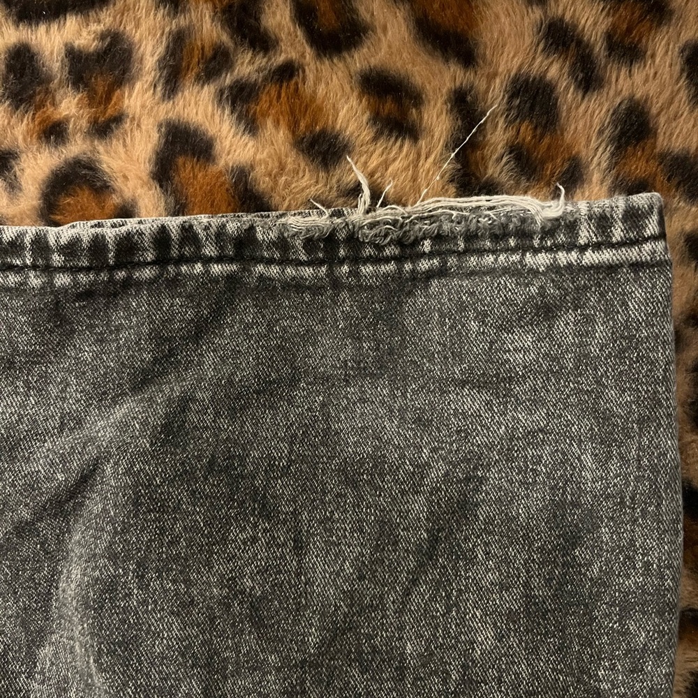 gray pants size medium🩶 - Picture 3 of 3